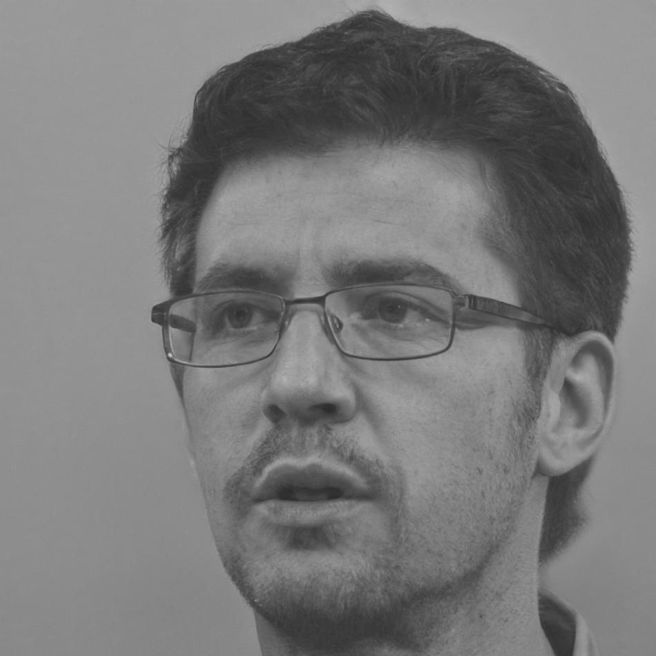 Formateur en discipline financière analysant des données budgétaires